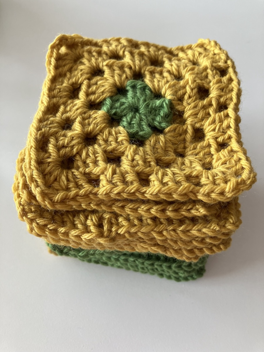 Pile de carrés granny au crochet