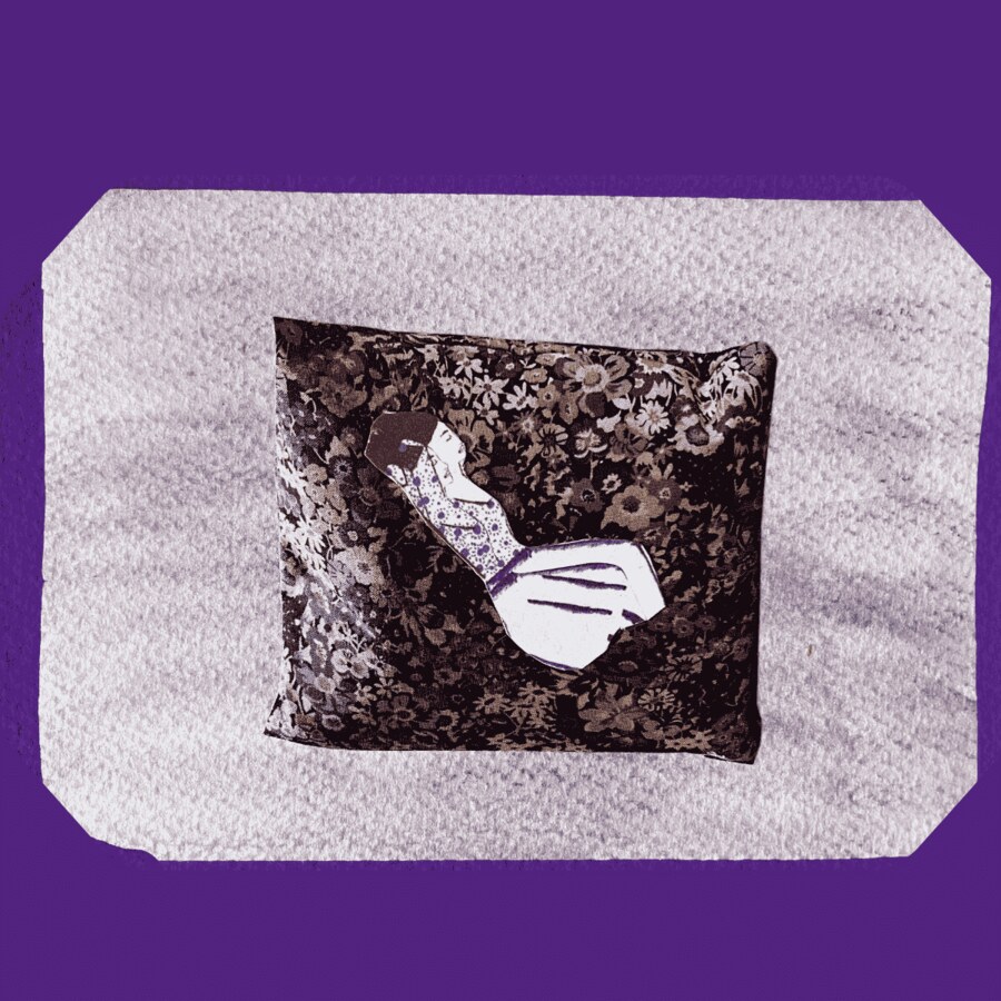 Collage sur le thème de l'introversion, silhouette allongée sur un tissu fleuri